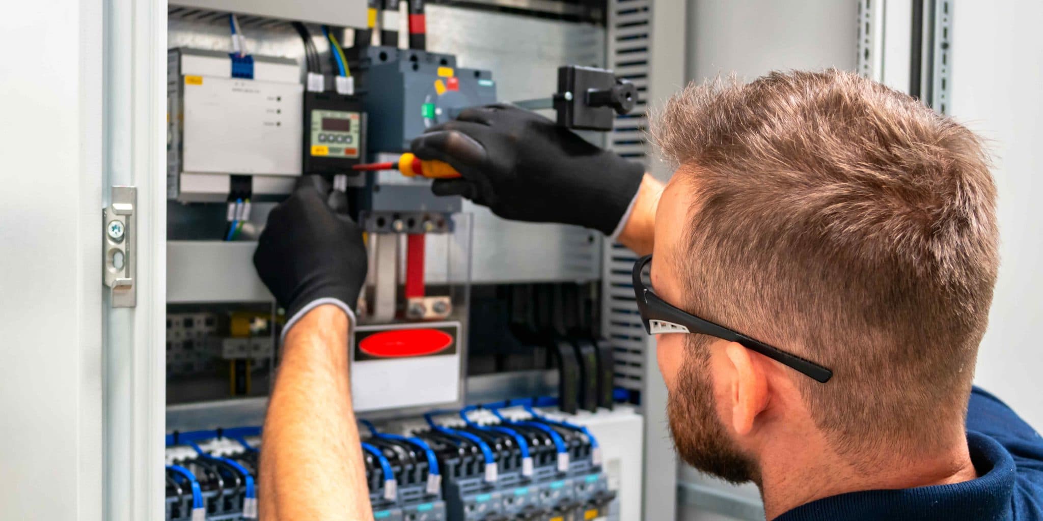 Wie Unternehmen durch eine DGUV V3 Prüfung und eine VDE Prüfung Kosten sparen