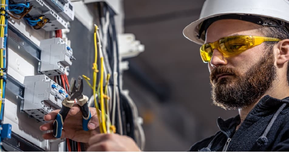 Elektrofachkräfte und ihre Rolle bei der DGUV V3 Prüfung