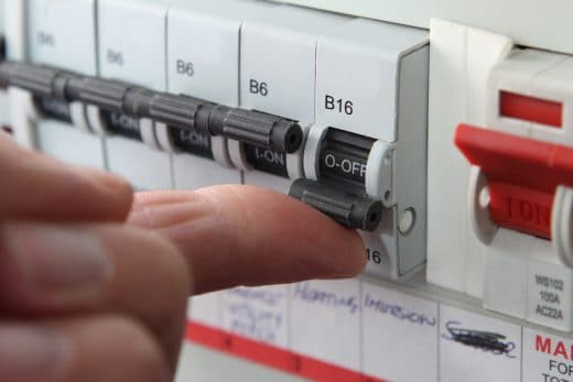 Wie eine DGUV V3 Prüfung die Unternehmenssicherheit erhöht