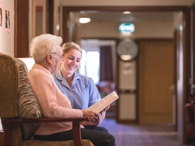 Pflegekraft für Zuhause finden: Ihre Optionen für Rund-um-die-Uhr Betreuung