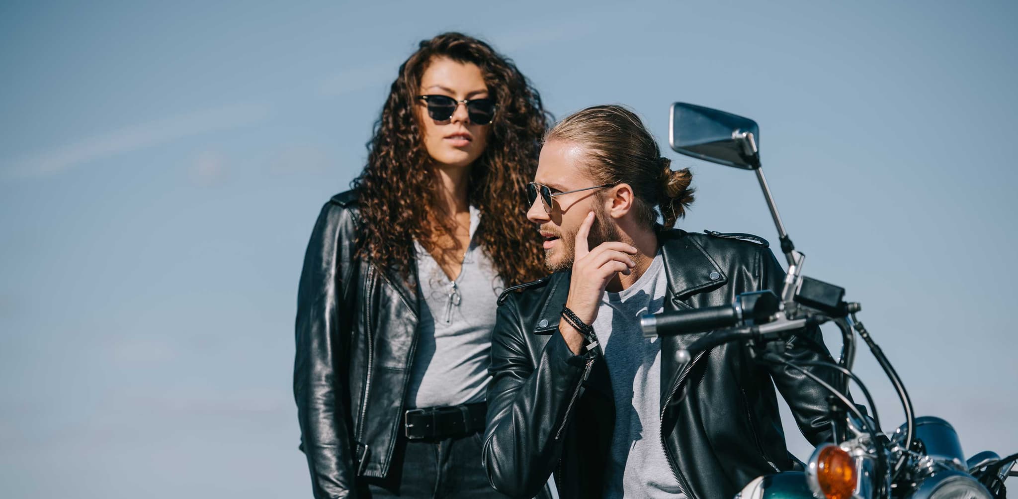 Die Vielseitigkeit einer Lederjacke Herren Schwarz: Vom lässigen Street-Style bis zur Abendgarderobe