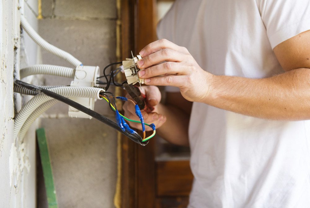 Wie eine Prüfung elektrischer Anlagen Kosten sparen kann